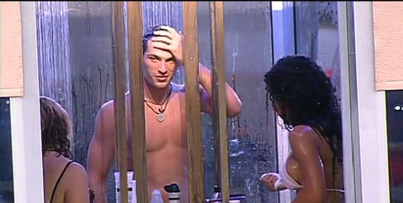 Grande Fratello, prima doccia hot di Clivio