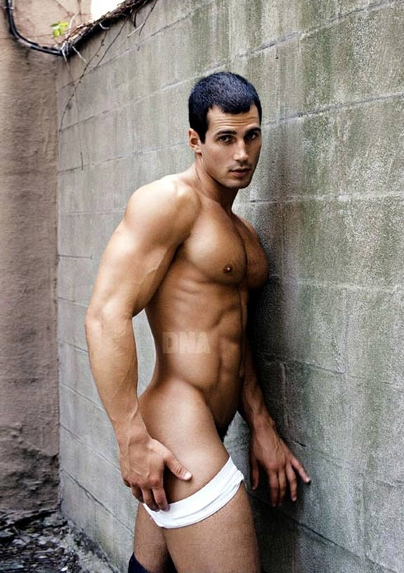 Todd Sanfield: un trionfo di muscoli per DNA di novembre
