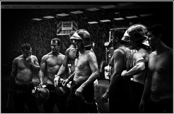 Fuoco ardente: il calendario 2011 dei pompieri di Castell&ograve;n