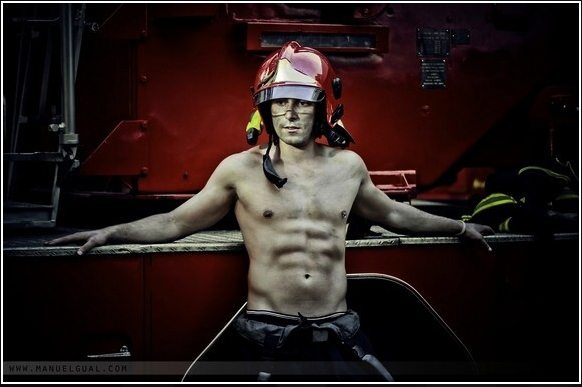 Fuoco ardente: il calendario 2011 dei pompieri di Castell&ograve;n