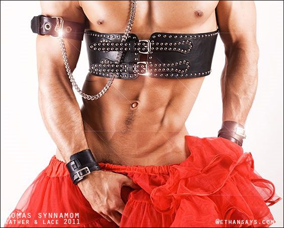 Leather&Lace: il calendario degli uomini in pelle e... pizzi