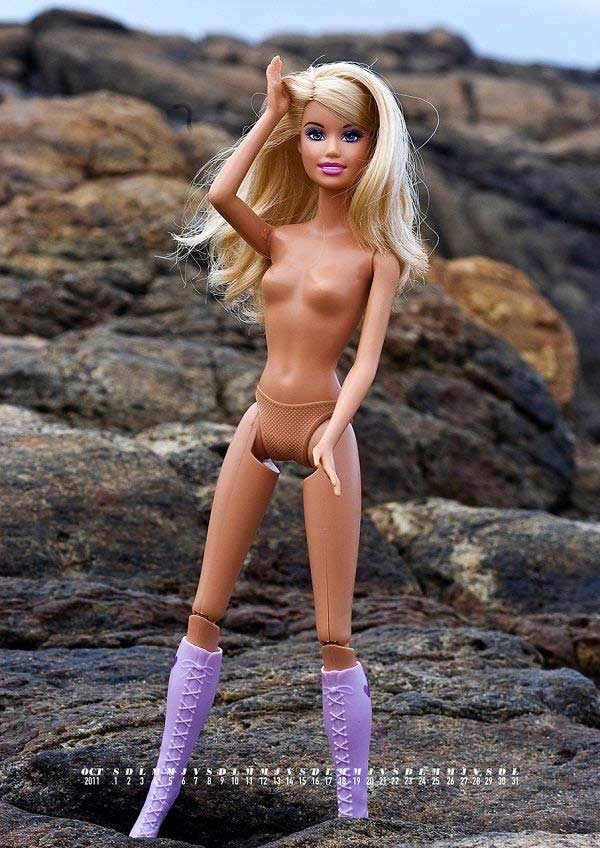 Calendario lesbo per Barbie: la provocazione di due artisti