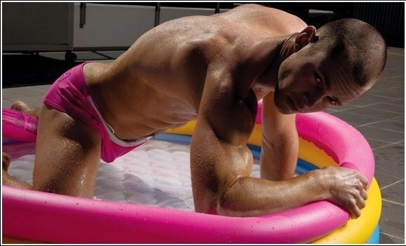 Sotto l'Albero il catalogo Swimwear di DNA addosso ad Anton