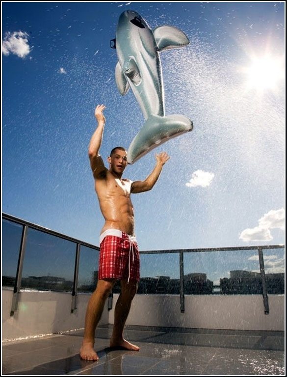 Sotto l'Albero il catalogo Swimwear di DNA addosso ad Anton