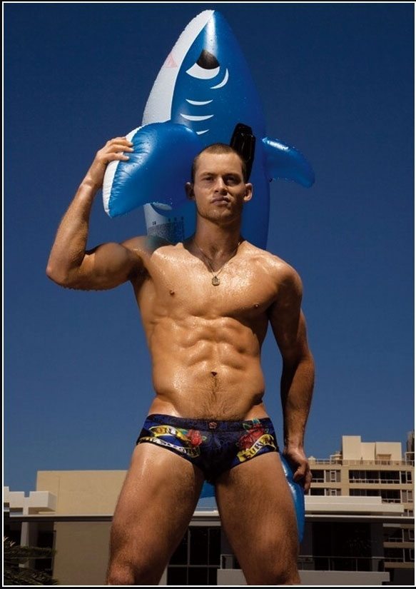 Sotto l'Albero il catalogo Swimwear di DNA addosso ad Anton