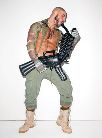 Fran&ccedil;ois Sagat in versione militare per Out