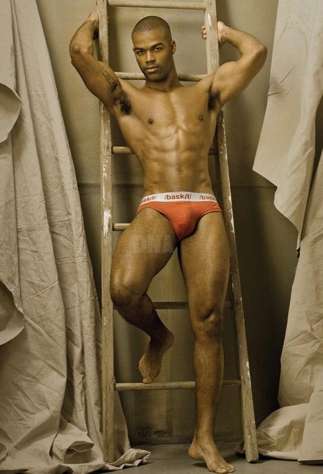 Courtney, modello gay, a nudo su DNA