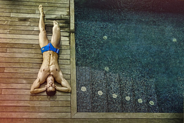 Nuova campagna Swimwear di ES: bagnati a bordo piscina