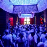 Come sconfiggere la calura: tutti nudi in terrazza - Thumbnail