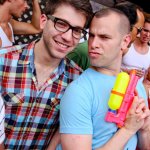 Come sconfiggere la calura: tutti nudi in terrazza - Thumbnail