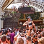 Come sconfiggere la calura: tutti nudi in terrazza - Thumbnail