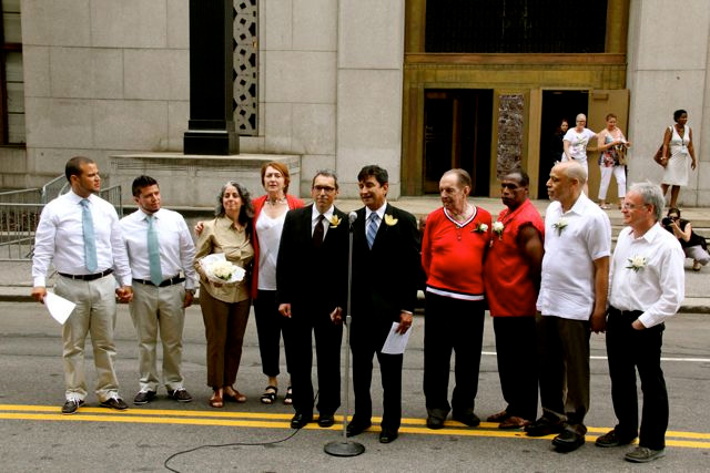 Le prime coppie gay di New York hanno detto s&igrave;