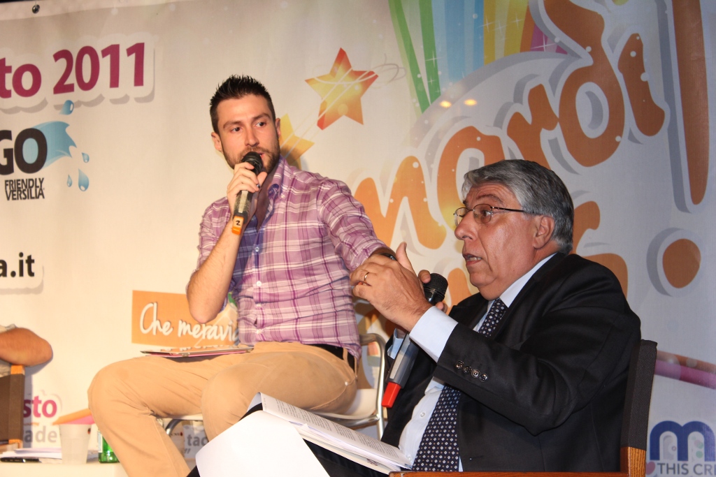 Le foto di Carlo Giovanardi al Mardi Gras di Torre del Lago