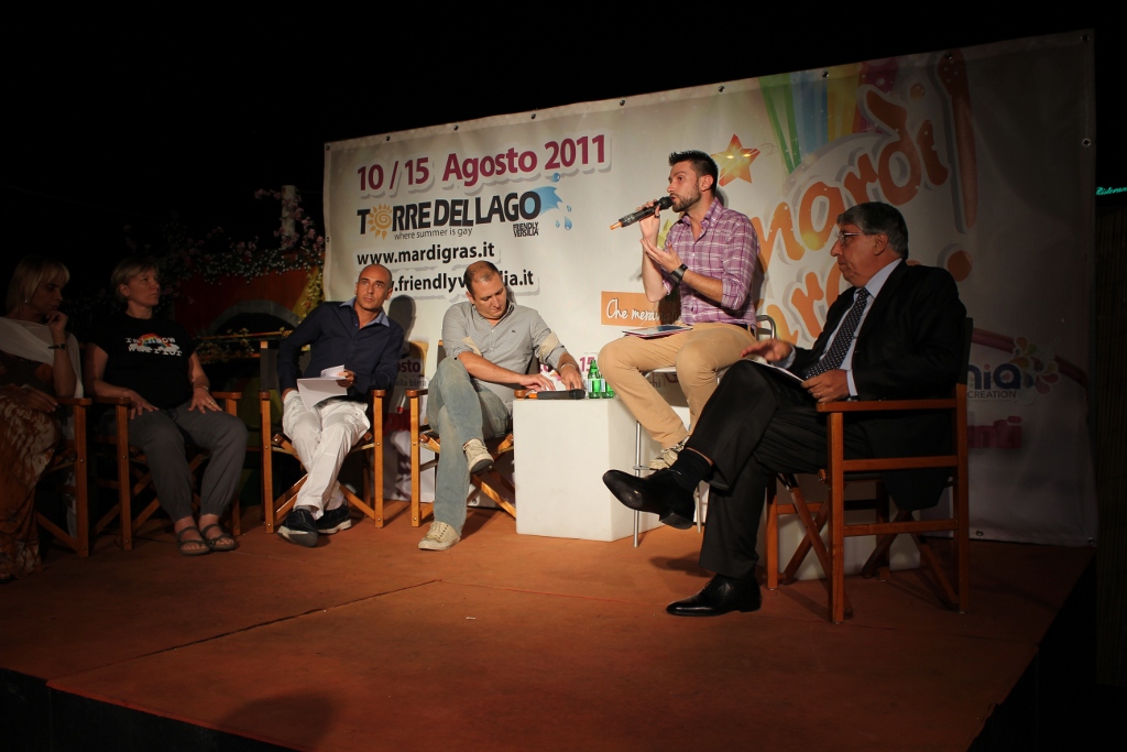 Le foto di Carlo Giovanardi al Mardi Gras di Torre del Lago