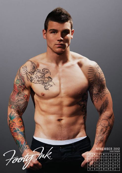 Calendari 2012: tatuaggi sui muscoli dei rugysti australiani