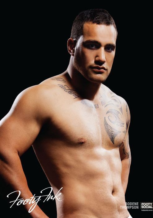 Calendari 2012: tatuaggi sui muscoli dei rugysti australiani