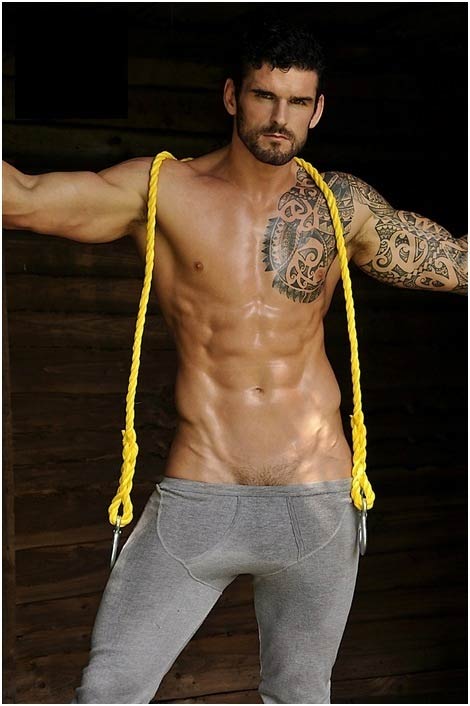 Stuart Reardon il rugbista prestato alla moda posa per DNA