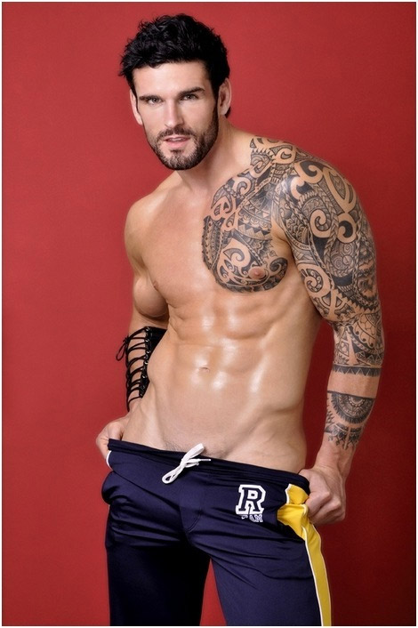 Stuart Reardon il rugbista prestato alla moda posa per DNA