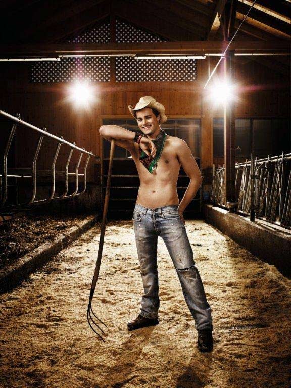 Giovani contadini austriaci a nudo per il 2012