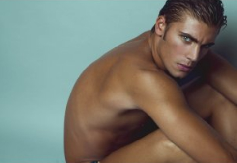 Mario Ermito, il "bello accessibile" del Gf12, nudo