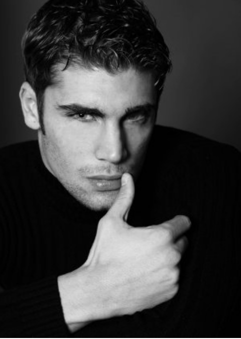 Mario Ermito, il "bello accessibile" del Gf12, nudo