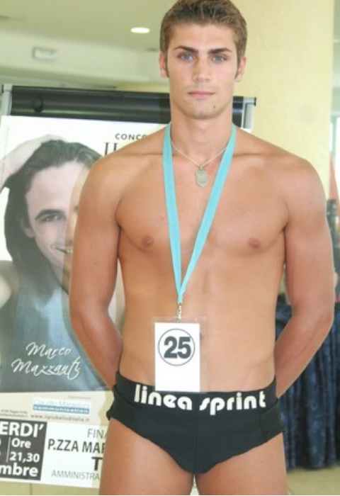 Mario Ermito, il "bello accessibile" del Gf12, nudo