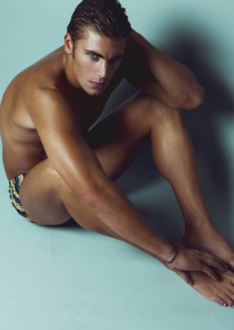 Mario Ermito, il "bello accessibile" del Gf12, nudo