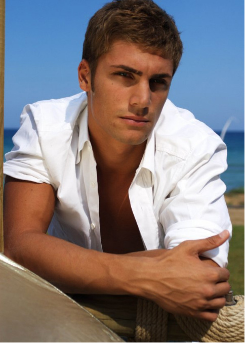 Mario Ermito, il "bello accessibile" del Gf12, nudo