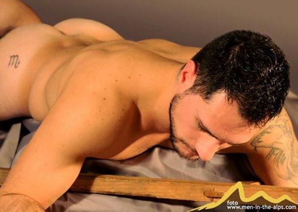 Eros, astri e natura: il calendario Men in the Alps 2012