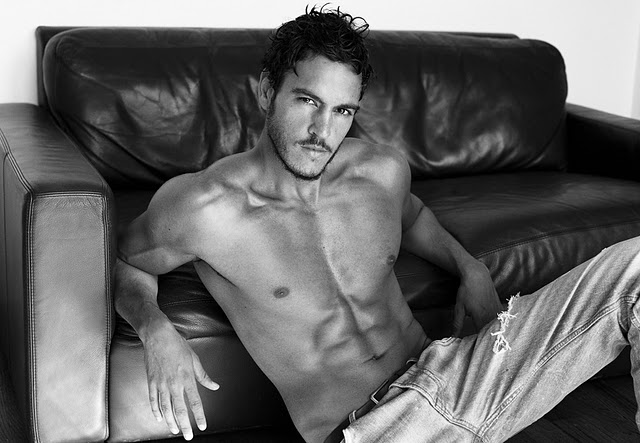 Il top model spagnolo Juan Yanes fotografato da Greg Vaughan