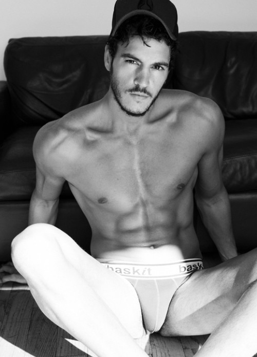 Il top model spagnolo Juan Yanes fotografato da Greg Vaughan