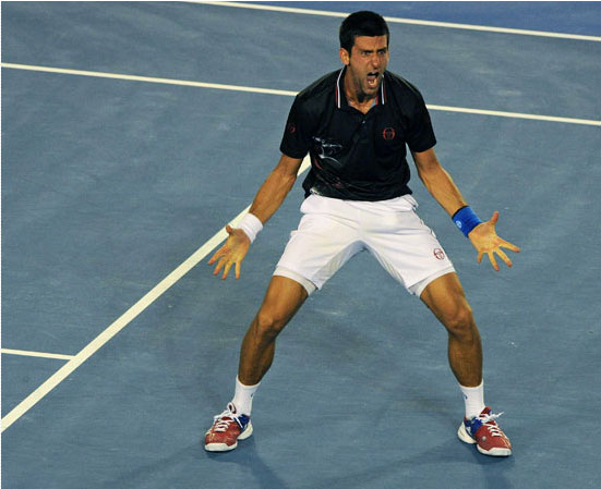 Djokovic si strappa la maglietta e rimane a torso nudo