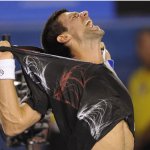 Djokovic si strappa la maglietta e rimane a torso nudo - Thumbnail