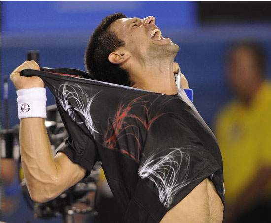 Djokovic si strappa la maglietta e rimane a torso nudo