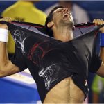 Djokovic si strappa la maglietta e rimane a torso nudo - Thumbnail