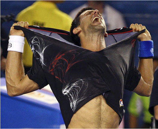 Djokovic si strappa la maglietta e rimane a torso nudo