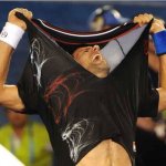 Djokovic si strappa la maglietta e rimane a torso nudo - Thumbnail