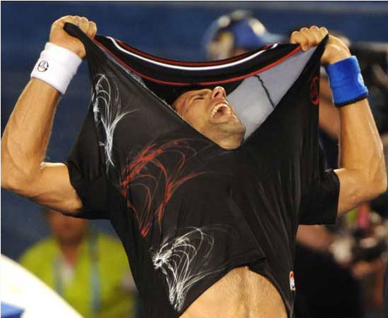 Djokovic si strappa la maglietta e rimane a torso nudo