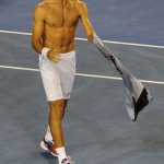 Djokovic si strappa la maglietta e rimane a torso nudo - Thumbnail
