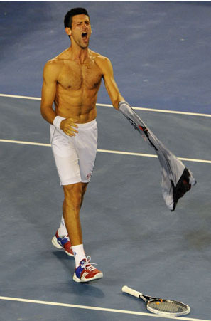 Djokovic si strappa la maglietta e rimane a torso nudo