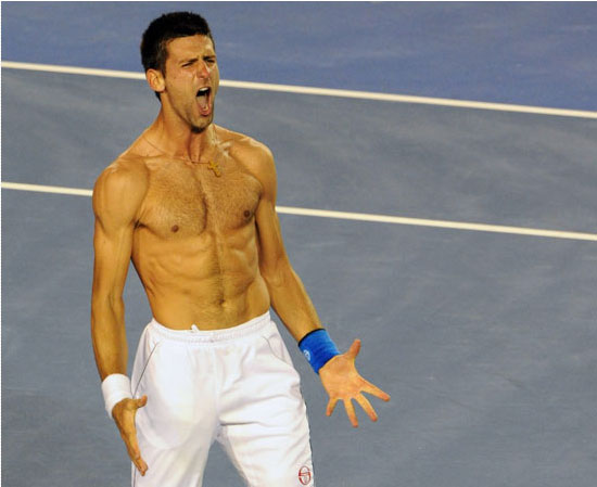 Djokovic si strappa la maglietta e rimane a torso nudo