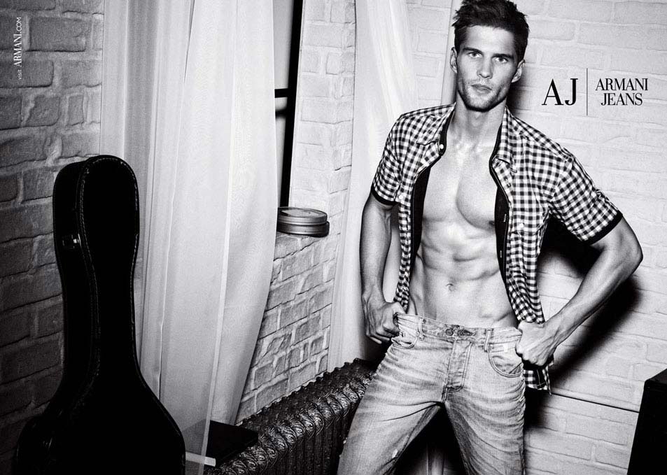 Thomas Skoloudik, un altro corpo mozzafiato per Armani