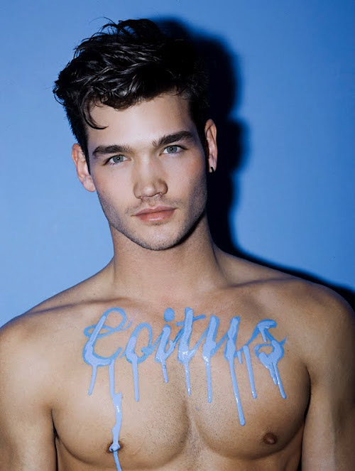 Le icone pop gay sui corpi dei ragazzi di Coitus