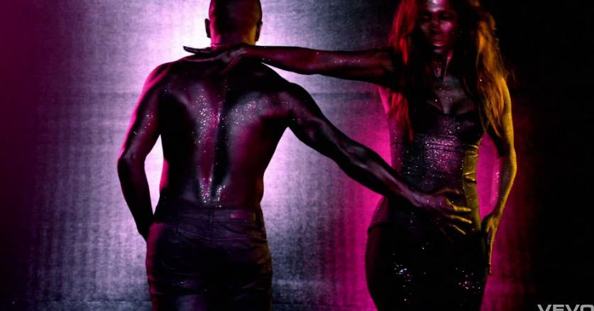 J.Lo e il suo toy boy Casper Smart nella clip di Dance Again