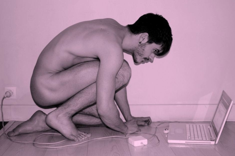 Matthieu: il fascino della depilazione in un bagno di Parigi