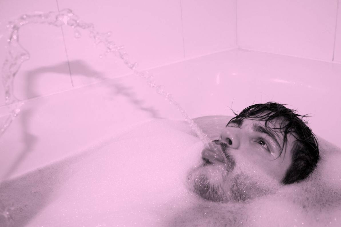 Matthieu: il fascino della depilazione in un bagno di Parigi