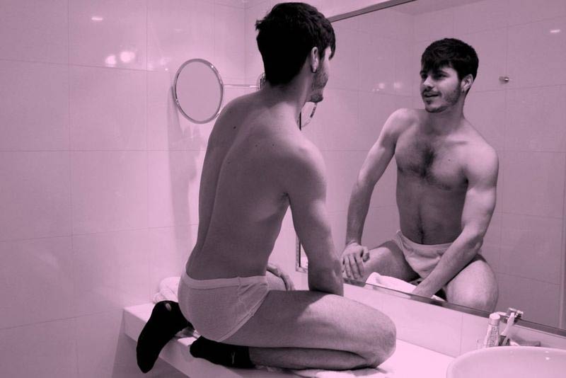 Matthieu: il fascino della depilazione in un bagno di Parigi