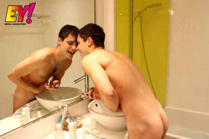 Matthieu: il fascino della depilazione in un bagno di Parigi