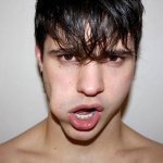 Matthieu: il fascino della depilazione in un bagno di Parigi - Thumbnail