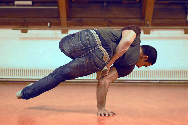 RubberLegz, il ballerino e designer che ama contorcersi